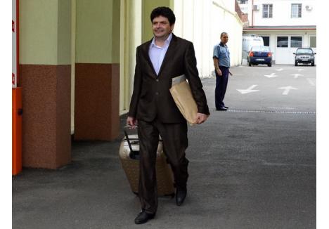 Ion Govoreanu a ieşit zâmbitor din Arestul Poliţiei Bihor. În faţa sediului Poliţiei, patronul Trei G a fost aşteptat de soţia sa, Gheorghiţă Mateuţ, unul dintre avocaţii săi şi Mircea Budău, fostul şef al Direcţiei Sanitar Veterinare Bihor, în prezent angajat la una din firmele sale. 